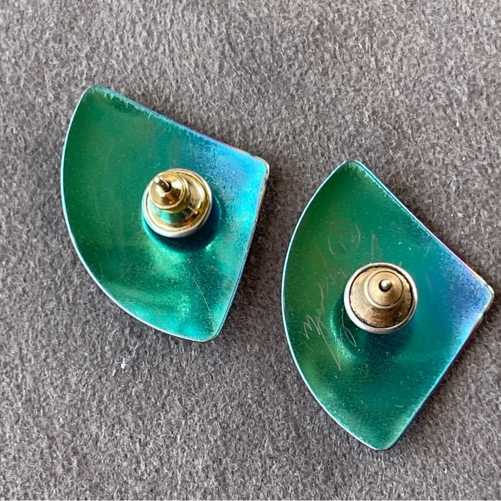 Holly Yashi signed fan shaped iridescent earrings - Picture 4 of 4